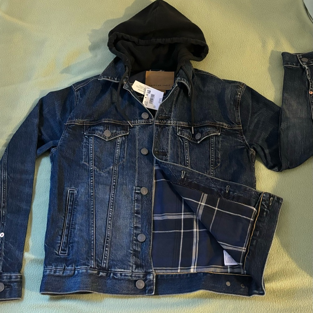 BRAND NEW! American Eagle Men’s Jean Jacket With Hoodie. Size S.